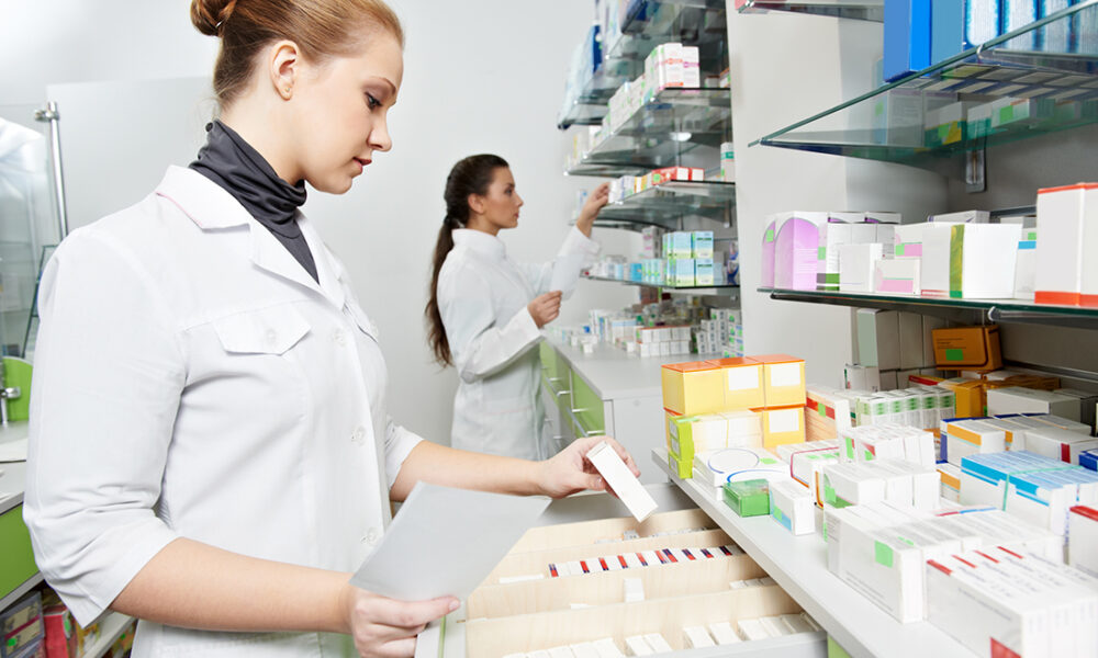 MediSystem Pharmacy Limited Is Now Hiring Pharmacy Assistant Ottawa   Pharmacy Assistant Istock 151915134 1000x600 